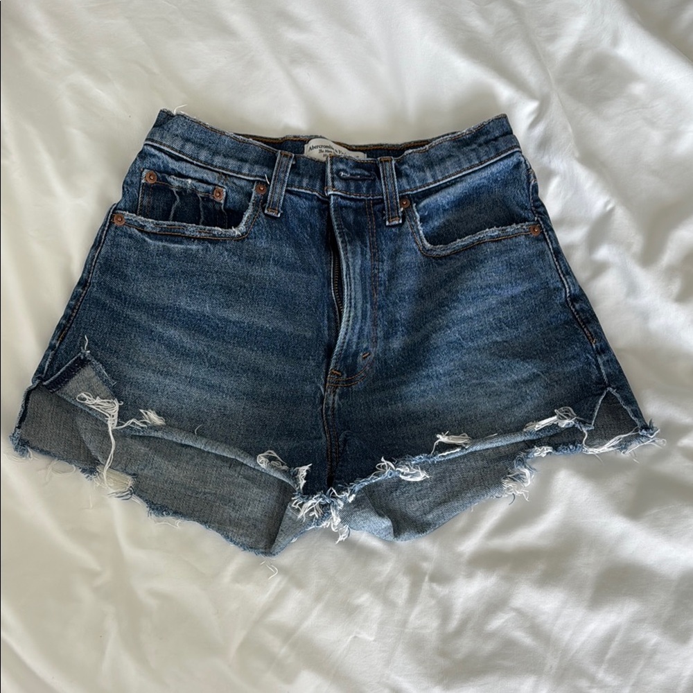 A&F Abercrombie & Fitch Denim Distressed The Mom Short